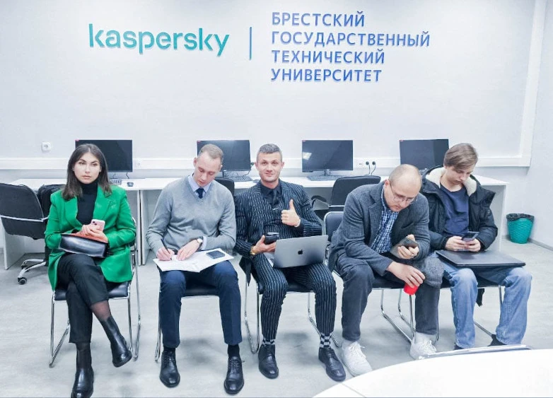 Менторы и члены жюри хакатона FEIS Tech в аудитории БрГТУ
