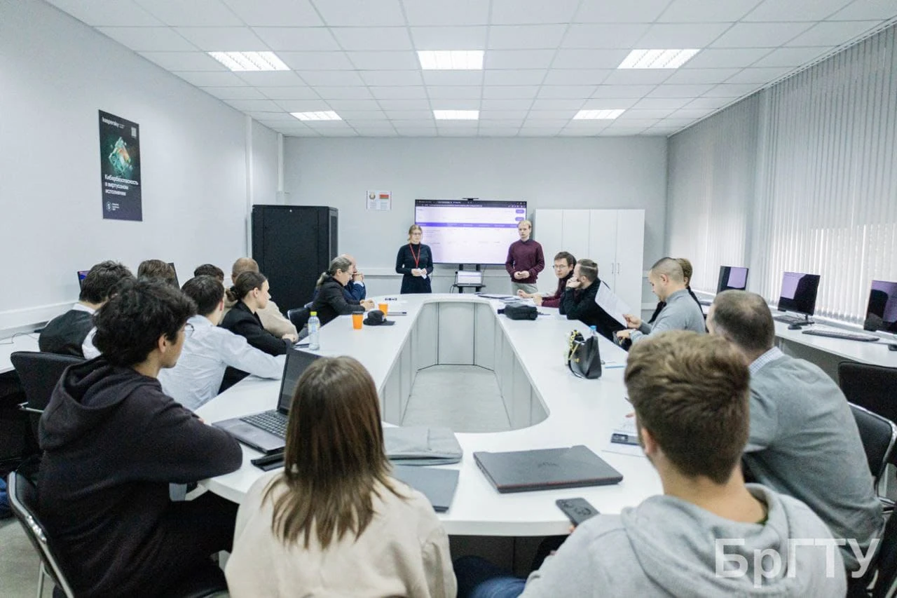 Участники и менторы обсуждают проекты на хакатоне FEIS Tech в БрГТУ