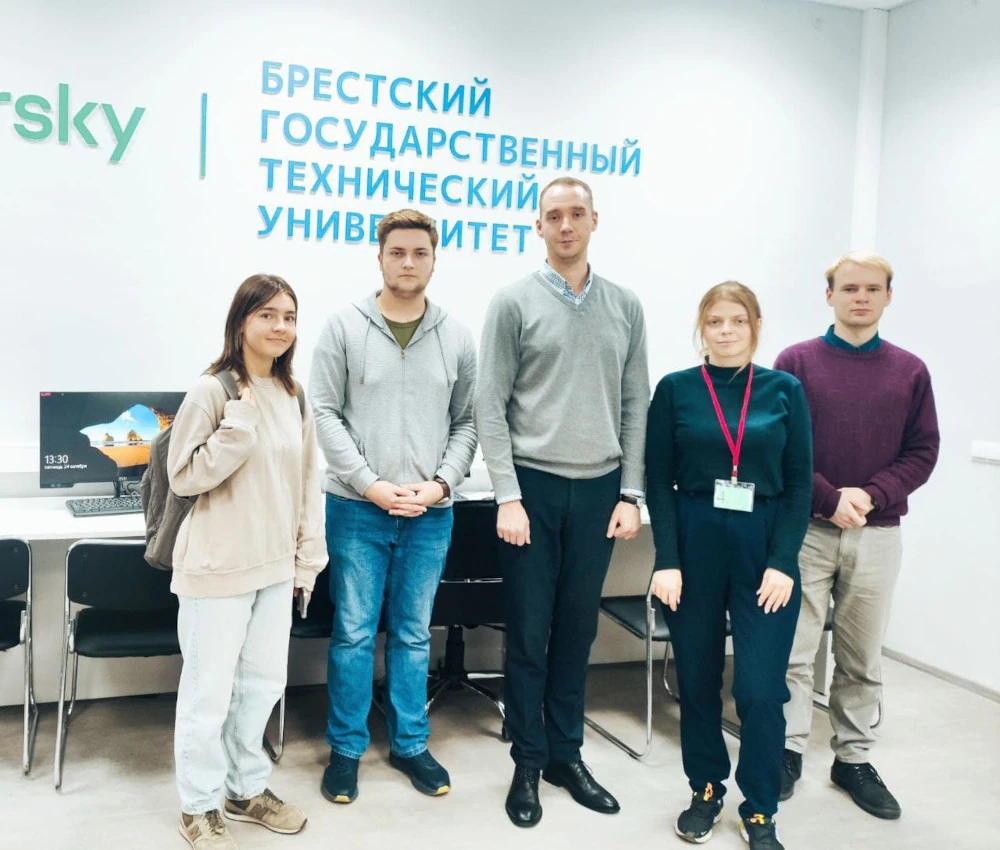 Команда-победитель и участники хакатона FEIS Tech в БрГТУ